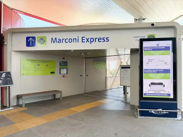 Wejście na Marconi Express na lotnisku w Bolonii. Monorail do centrum miasta i dworca kolejowego.