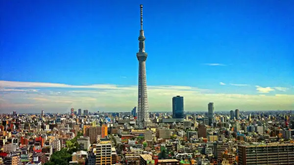 Wieżowiec Tokyo Skytree góruje nad gęstą zabudową miasta, które mogłoby uchodzić za najwieksze miasto na swiecie.