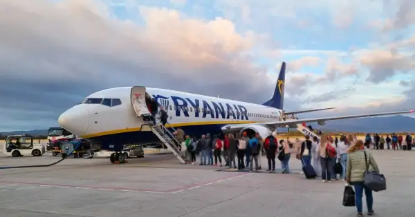 Pasażerowie wsiadają do samolotu Ryanair. Zastanawiasz się, jak wydrukować kartę pokładową z aplikacji Ryanair?