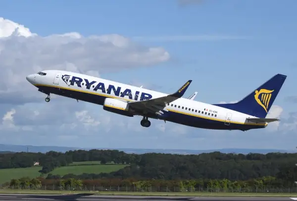 Samolot Ryanair wznosi się w powietrze. Zadbaj o swoje podróże z ubezpieczenie plus Ryanair.
