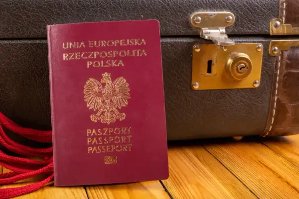 Czerwony paszport RP i walizka. Czy do Czarnogóry potrzebny jest paszport? Tak, jeśli nie jesteś obywatelem UE.
