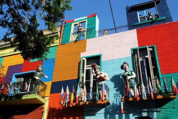 Kolorowe kamienice w Buenos Aires, z figurami ludzi na balkonach. Czy w Argentynie jest bezpiecznie? Turyści chętnie odwiedzają tę barwną dzielnicę.
