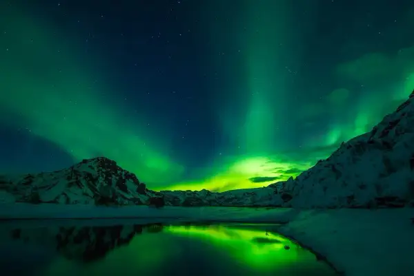 Aurora nad Islandią. Czy do Islandii potrzebny jest paszport? Tak, ale widok zorzy jest bezcenny.
