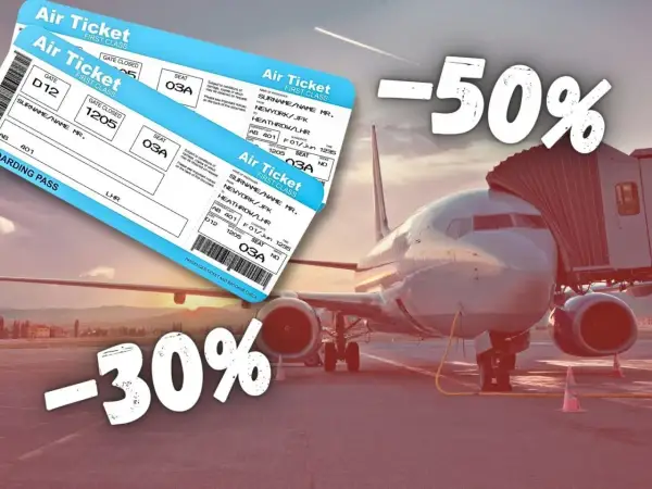 Tanie loty w styczniu! Bilety lotnicze z rabatem -30% i -50%. Samolot przy rękawie, słońce zachodzi.