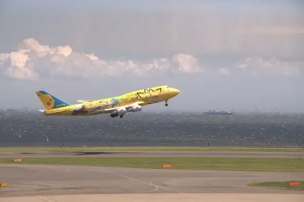 Samolot z wizerunkiem Pikachu startuje z jednego z lotnisk w Tokio.