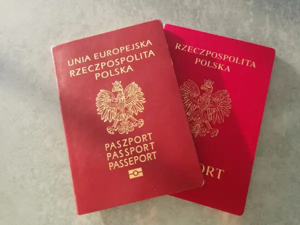 Dwa polskie paszporty. Planujesz podróż do Turcji? Sprawdź, czy do Turcji potrzebny jest paszport, bo bez niego się nie wybierzesz!
