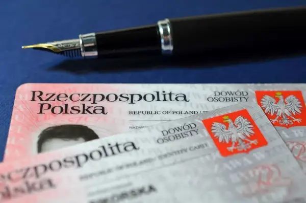 Pióro i polskie dowody osobiste. Czy trzeba mieć przy sobie dowód osobisty? To pytanie zadaje sobie wielu Polaków.