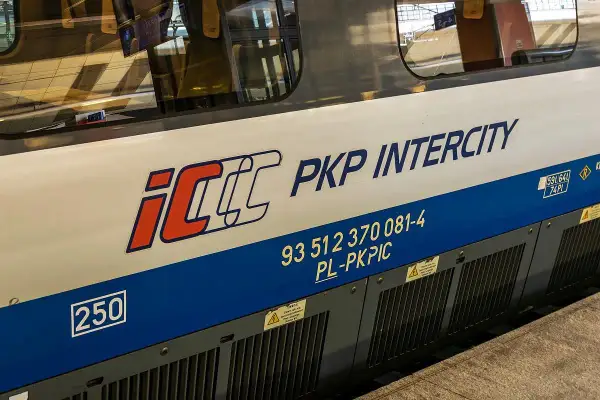 Wagony PKP Intercity z numerem 250. Ic przemyślanin, podróżni czekają na odjazd.