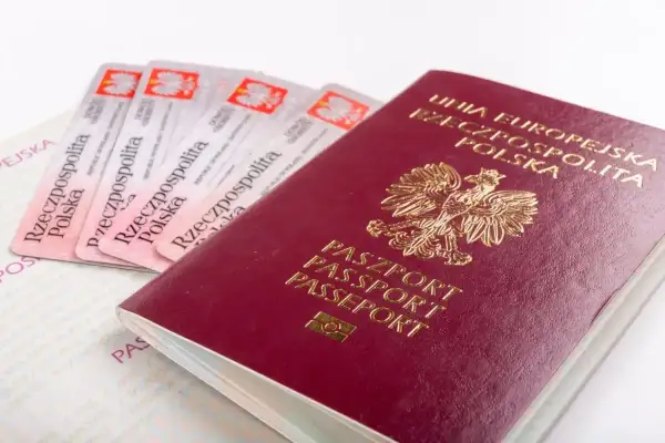 Polski paszport i dowody osobiste. Planujesz podróż? Sprawdź, czy do Albanii potrzebny jest paszport.