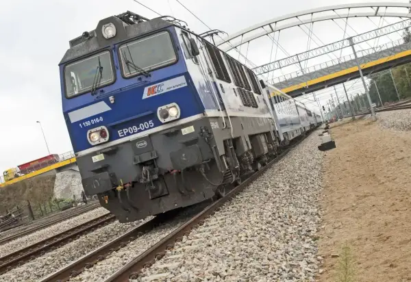 Pendolino Katowice - Kołobrzeg cena biletu? Pociąg PKP Intercity EP09-005 na torach.