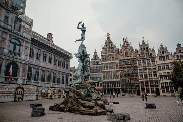 Fontanna Brabo na rynku w Antwerpii, gdzie leży to piękne miasto.