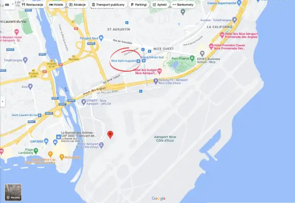 Mapa pokazuje lotnisko Nice Côte d'Azur, z zaznaczonymi hotelami i drogami.