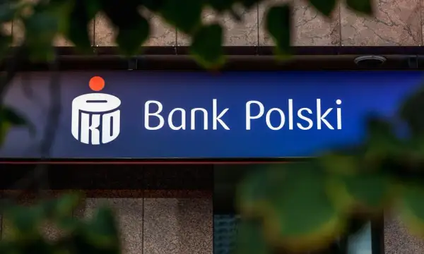Logo PKO Bank Polski. Planujesz podróż? Sprawdź ubezpieczenie podróżne PKO BP, by mieć spokojne wakacje.