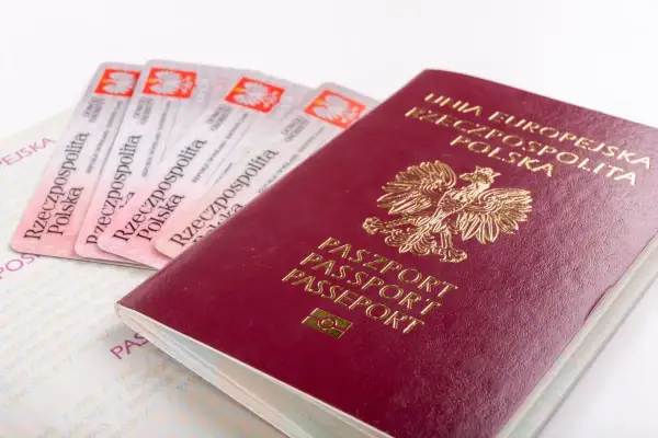 Polski paszport i kilka dowodów osobistych. Czy do Szwecji potrzebny jest paszport? Tak, jeśli nie jesteś obywatelem UE.